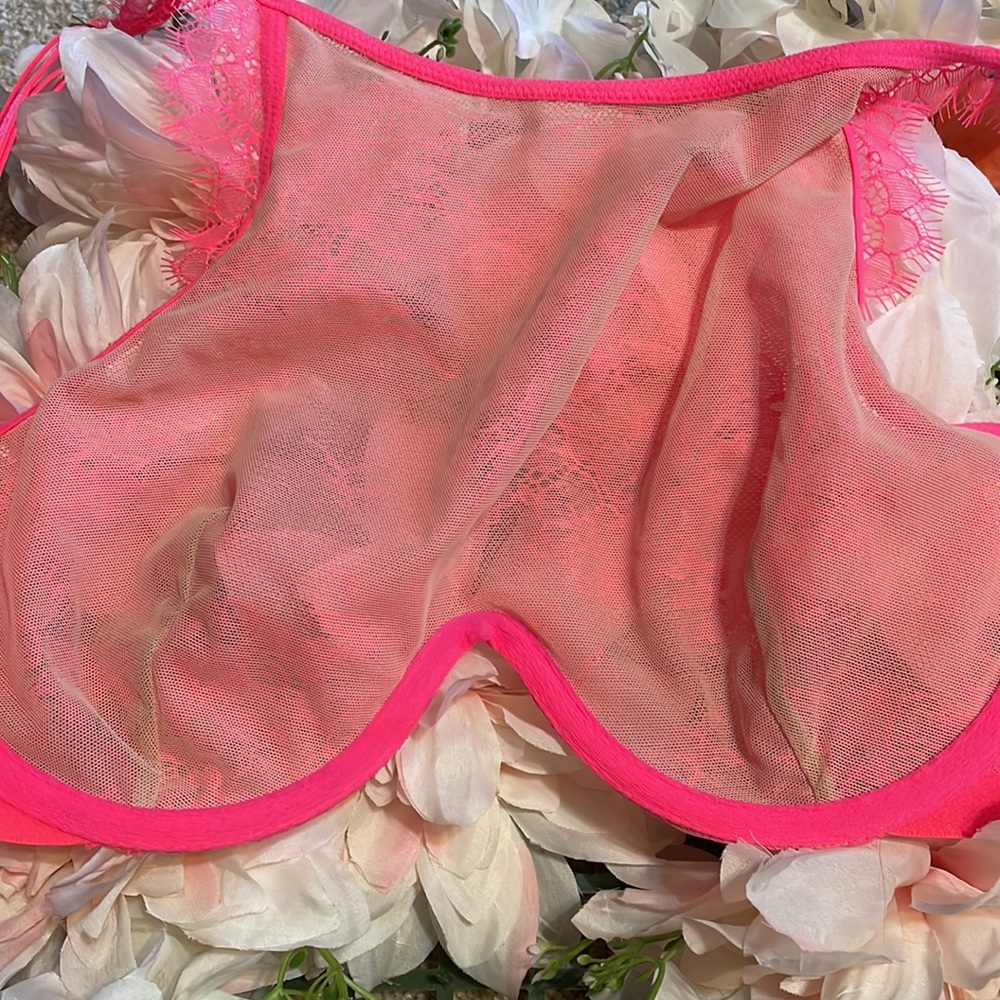 Victoria Secret 32DD - Picture 3 of 6